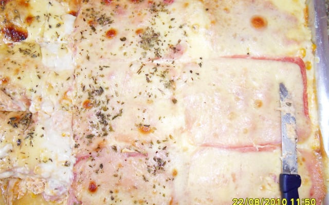 Lasanha de frango ao molho branco com presunto