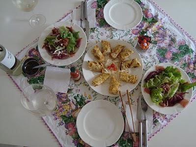 Rolinhos de omelete recheados com ricota defumada