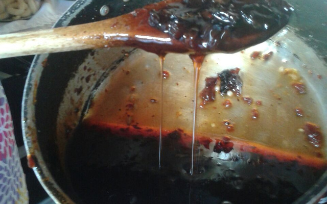 Calda de ameixa e uva passa ao vinho