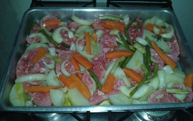 Linguiça com legumes ao forno