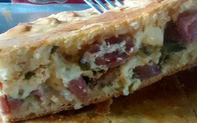 Pizza fechada de carne de porco