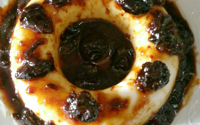 Manjar de coco com calda de abacaxi