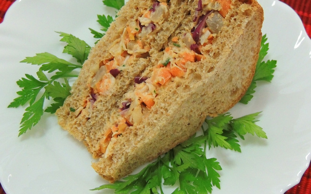 Sanduíche de pão integral com salpicão da Abimapi