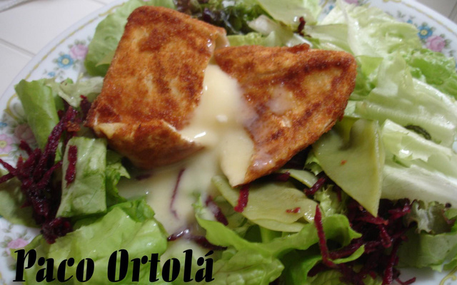 Queijo camembert com mix de folhas