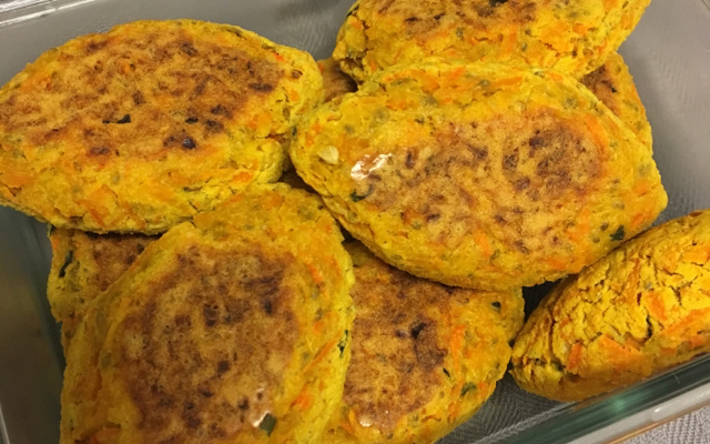 Bolinho de cenoura com curry e chia sem glúten