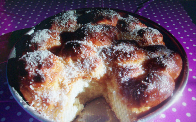 Pão doce pingado com colher