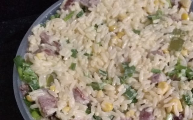 Arroz cremoso com linguiça, alho e ervas