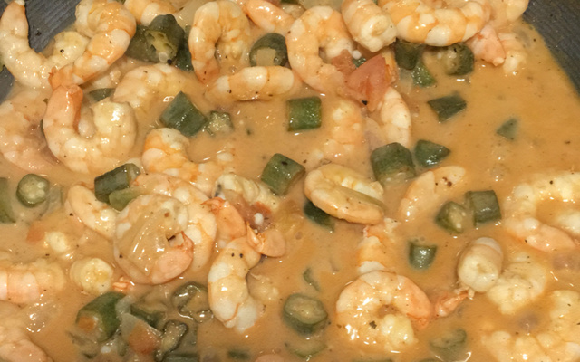 Camarão com quiabo ao leite de coco