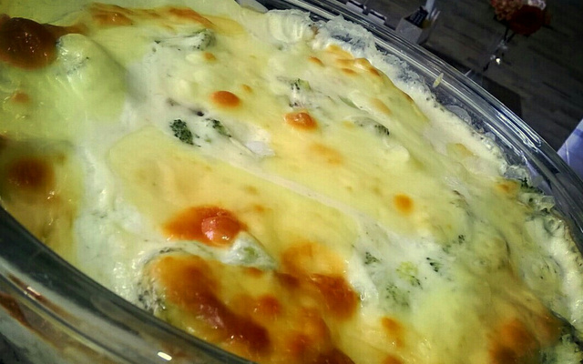 Batata gratinada com brócolis e bacon