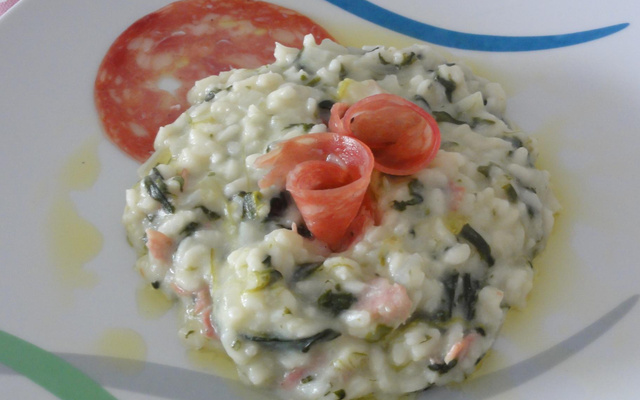 Risoto de gorgonzola com salaminho e espinafre
