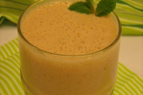 Vitamina de Ades morango, acerola e abacaxi