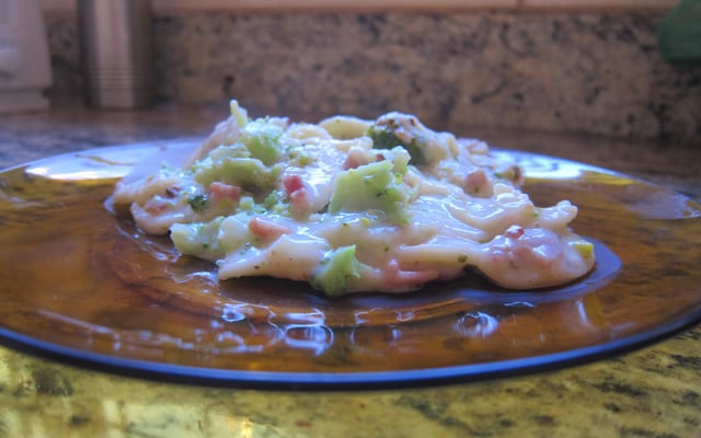 Macarrão com brócolis e bacon gratinado