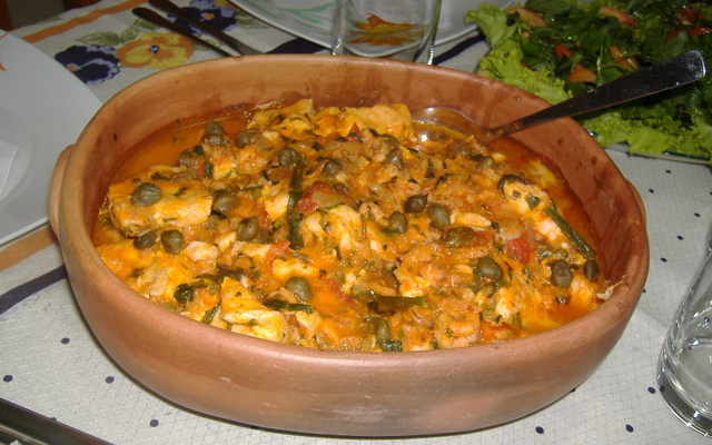 Peixe ao molho de camarão e alcaparras