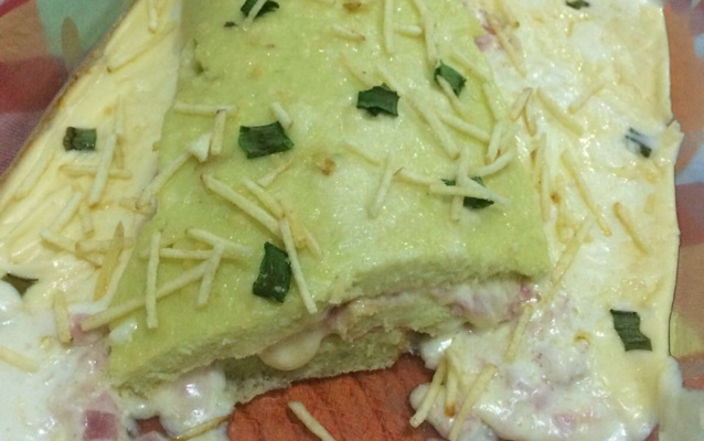 Rocambole de arroz com frango, queijo e tomate