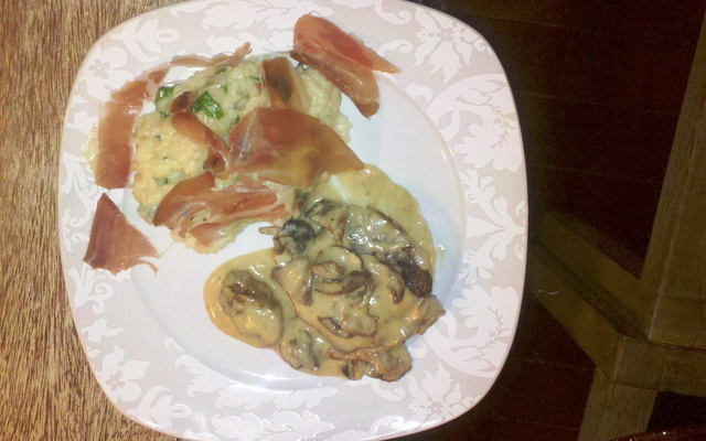 Risoto de parma, queijo brie e geleia de damasco