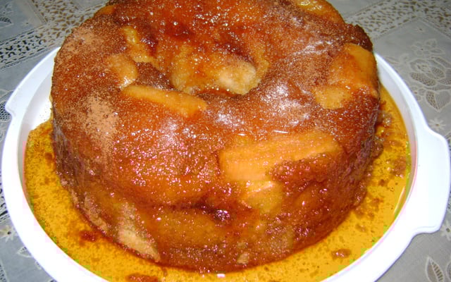 Bolo de banana com calda