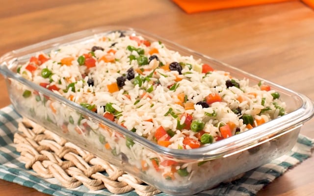 Arroz à grega com cenoura, ervilha e passas na travessa