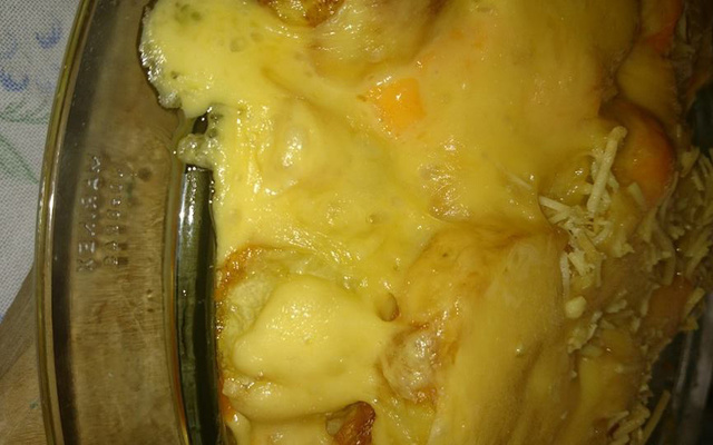 Batata recheada em travessa