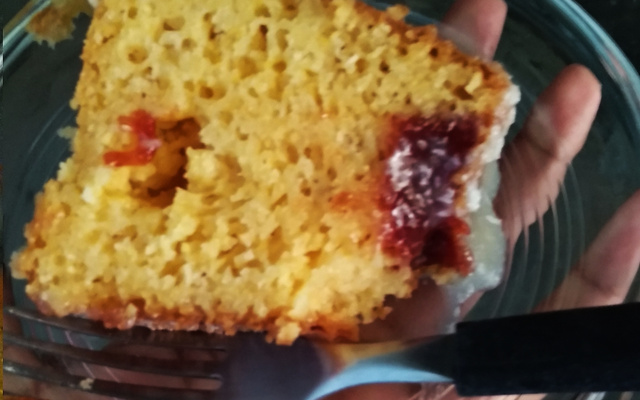 BOLO DE FUBÁ COM  GOIABADA E COCO