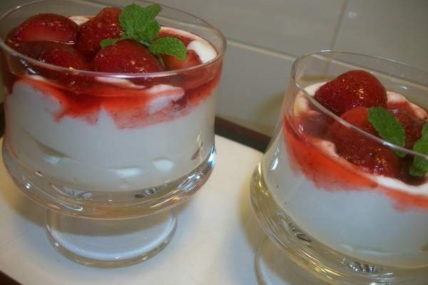 Sobremesa rápida de morango com creme