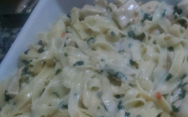 Macarrão ao molho de espinafre com frango