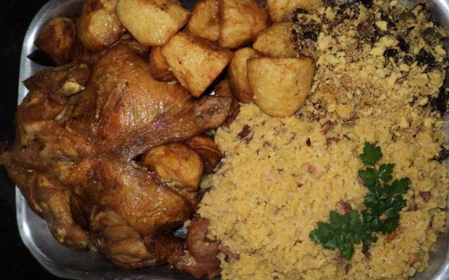 Frango à moda caipira ,com batatas e arroz