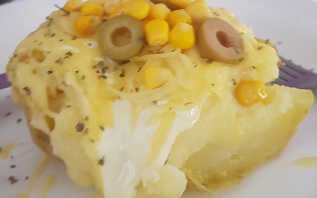 Batata assada e recheada