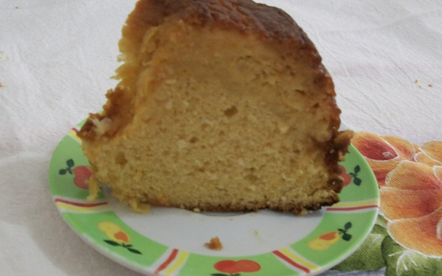 Bolo pudim de milho com coco