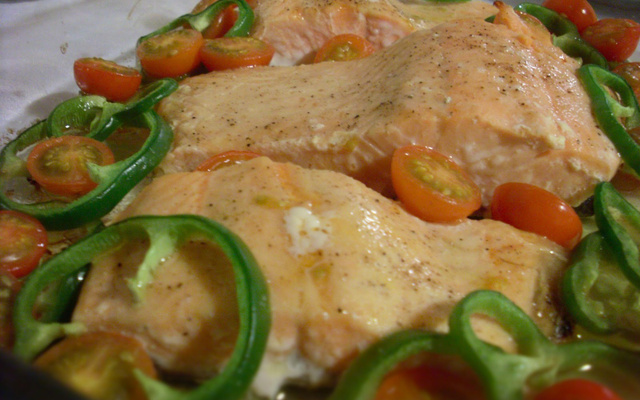 Salmão com tomate-cereja e pimentão