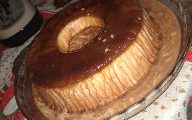 Pudim gelado com calda de chocolate