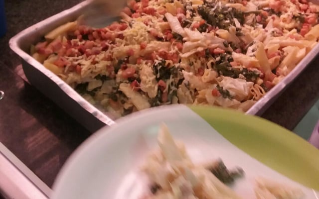 Macarrão molho branco com brócolis