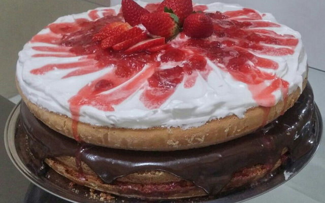 Bolo festa de morango e brigadeiro