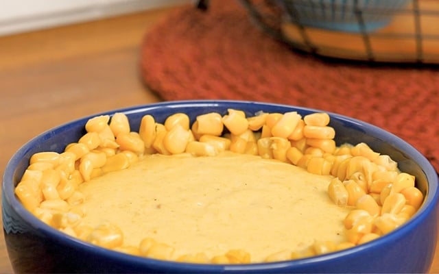 Creme de milho caseiro em uma tigela com milho por cima