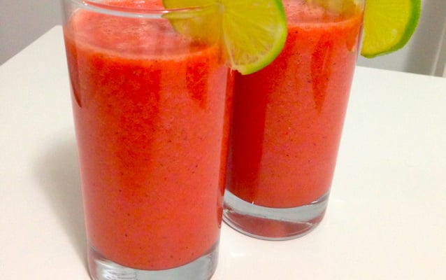 Suco refrescante de frutas vermelhas