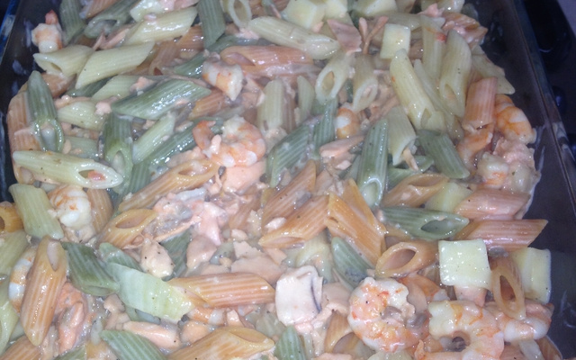 Macarrão com salmão e camarão