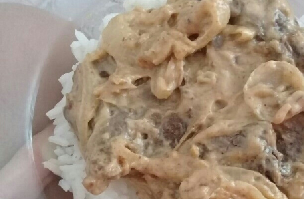 Bife acebolado com molho de maionese