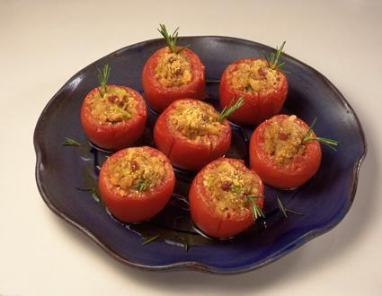 Tomate recheado com farofa de cebola