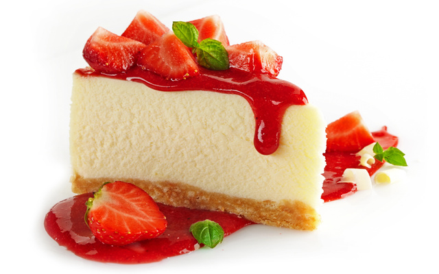 Cheesecake com molho de morangos