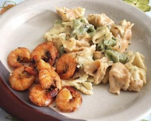 Tortellini tricolori com molho de ervas finas e camarões