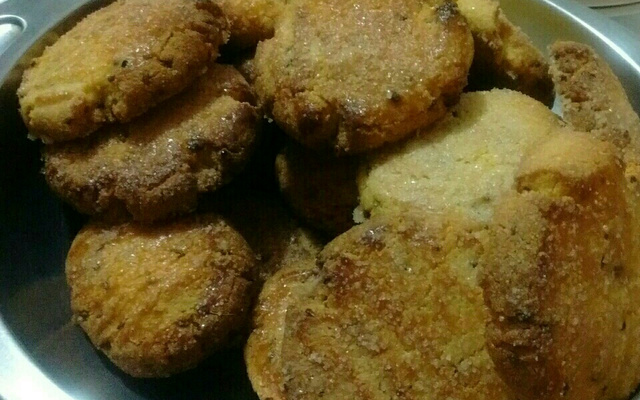 Broinha de fubá amanteigada com erva doce