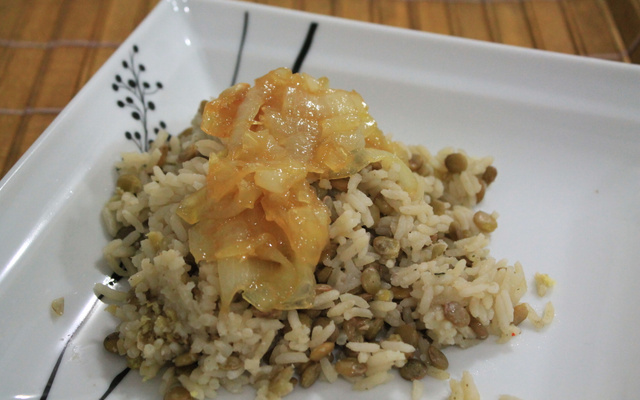 Arroz com lentilha e cebola dourada