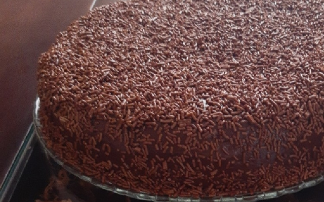 Bolo recheado de chocolate e cobertura ganache