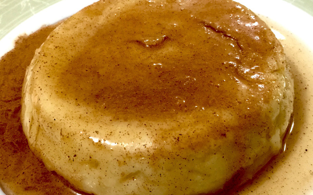 Pudim de pão com calda de caramelo ao rum