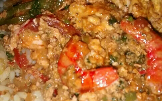 Moqueca de ovo com mamão verde e camarão