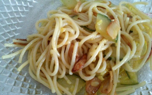 Macarrão com abobrinha e alho