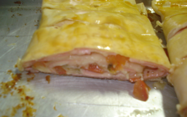 Rocambole de presunto e queijo com massa de pastel