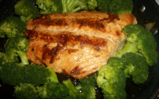 Salmão e brócolis ao molho de vinho e mel