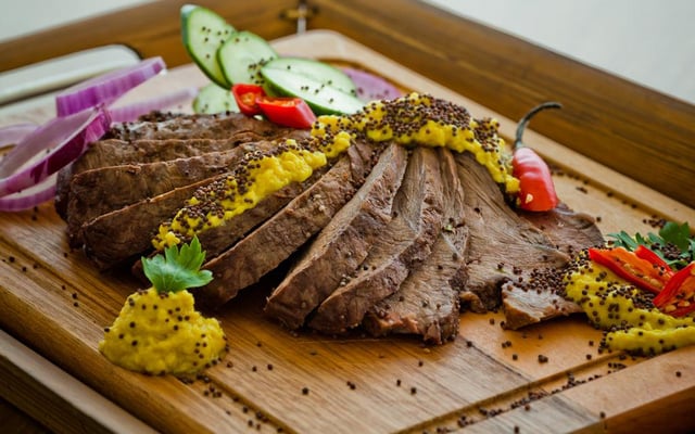 Carne grelhada com molho de mostarda
