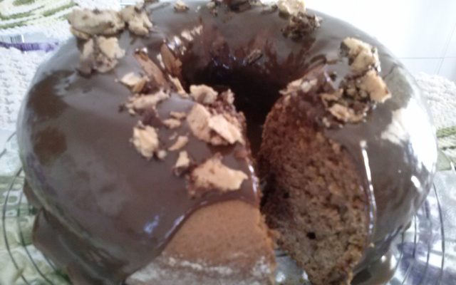 Bolo de chocolate com cobertura de brigadeiro