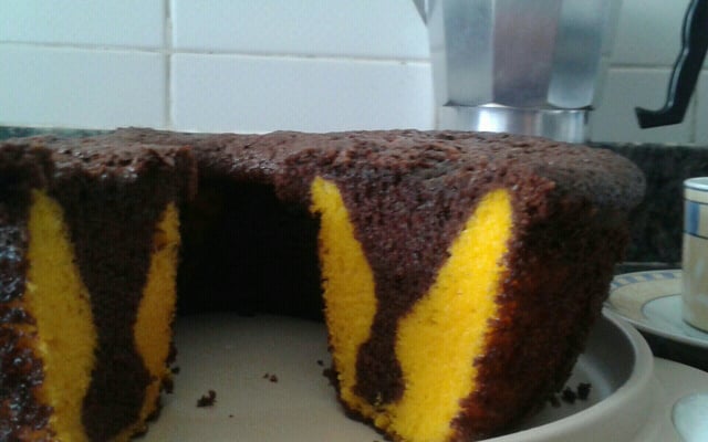 Bolo de cenoura mesclado com chocolate e aveia